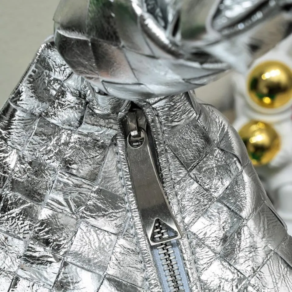 Batch 1520 BV Bottega Veneta's new women's medium JODIE handbag BV bag 🔥The new method is to round the corners on the original basis, and knot the round hobo bag with classic woven leather. The most iconic triangular pull-out design is made of sheepskin hanging soft shape, which is super suitable for concave shapes~Jodie feels really gentle to people. It is definitely the best item for daily matching, unchanged weaving, new elements twist, versatile, and the new favorite of street style Internet celebrities! Size: 36*21*13 Model: 6697
